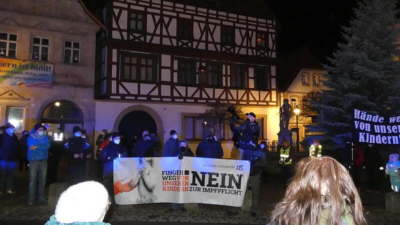 Hinter einem Banner der NPD-Parteizeitung sprachen bei einer Kundgebung auf dem Eberner Marktplatz ein Verantwortlicher und drei Teilnehmer der Versammlung. Mit Plakaten an &ouml;ffentlichen Geb&auml;uden (hinten links) zeigte hingegen die Initiative &bdquo;Ebern ist bunt&ldquo;, dass Extremismus, Hetze und Hass keinen Platz in der T&uuml;rmerstadt haben.