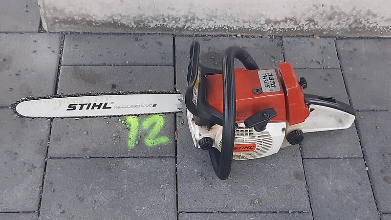 Mit einer Kettensäge soll im März in Albertshofen (Lkr. Kitzingen) ein 38-Jähriger auf seinen Nebenbuhler losgegangen sein. Nun steht er dafür vor Gericht in Würzburg. (Symbolfoto)