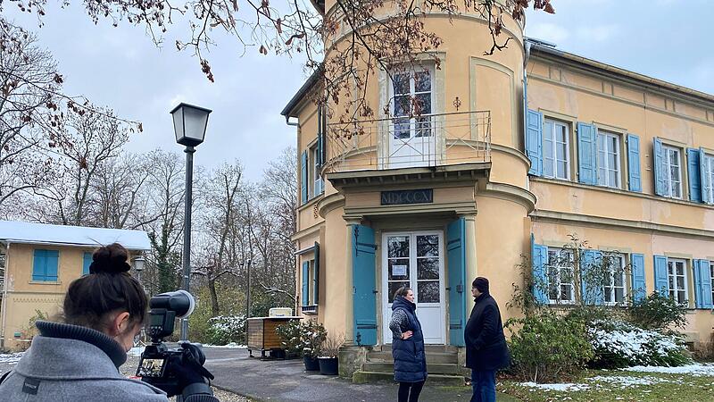 Neues Gro&szlig;projekt am Berg: Bertram Felix vom Immobilienmanagement der Stadt und Natalie Zitzmann vom Hochbauamt besichtigen die teils massiven Sch&auml;den an der Villa Remeis.