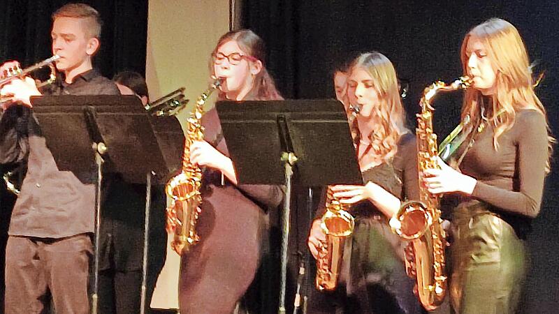 Saxophongruppe mit Trompeter der Big-Band Saxophongruppe mit Trompeter der Big-Band