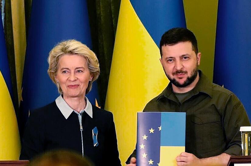 Anfang April  hatte  EU-Kommissionschefin Ursula von der Leyen den Fragebogen zum EU-Beitrittsverfahren an  den ukrainischen Präsidenten Wolodymyr Selenskyj übergeben.   Jetzt liegen die Antworten auf dem Tisch.