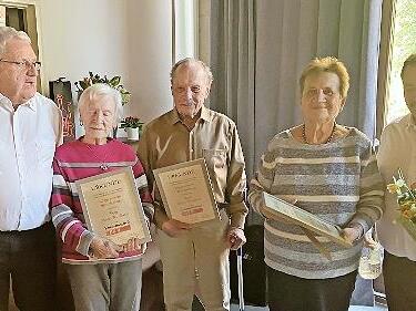 Dieter Gramß (links) und Florian Schuch (rechts) mit den neuen Ehrenmitgliedern des Bürgervereins. Dieter Gramß (links) und Florian Schuch (rechts) mit den neuen Ehrenmitgliedern des Bürgervereins.