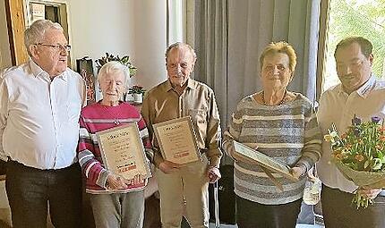 Dieter Gramß (links) und Florian Schuch (rechts) mit den neuen Ehrenmitgliedern des Bürgervereins. Dieter Gramß (links) und Florian Schuch (rechts) mit den neuen Ehrenmitgliedern des Bürgervereins.