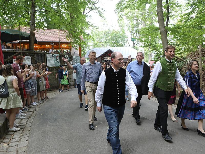 Von links vorn: MdL Michael Hofmann und Forchheims Landrat Hermann Ulm.Der Annafest-Umzug in Forchheim 2022