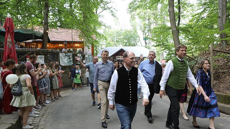 Von links vorn: MdL Michael Hofmann und Forchheims Landrat Hermann Ulm.Der Annafest-Umzug in Forchheim 2022