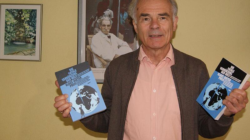 Klaus-Dieter Preis mit seinem neuen Buch, das in zwei Teilen erschienen istForchheim & Fränkische Schweiz