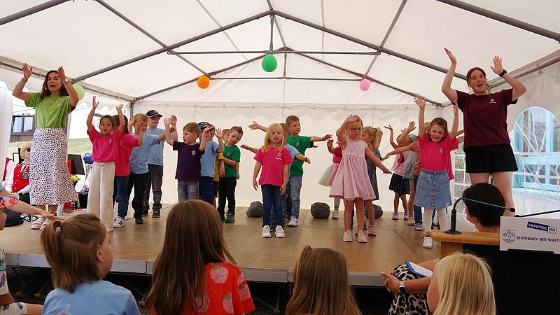 Die Kinder begeisterten mit Tänzen und Liedern.