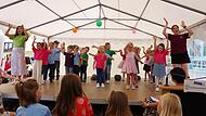 Die Kinder begeisterten mit Tänzen und Liedern. Die Kinder begeisterten mit Tänzen und Liedern.