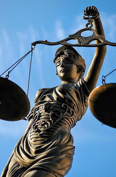 Eine Statue der Justitia hält eine Waage in der Hand: Die Straßenverkehrsgefährdung eines 19-jährigen Unfallfahrers war ein Grenzfall und so kommt er noch einmal mit einem blauen Auge davon. Eine Statue der Justitia hält eine Waage in der Hand: Die Straßenverkehrsgefährdung eines 19-jährigen Unfallfahrers war ein Grenzfall und so kommt er noch einmal mit einem blauen Auge davon.