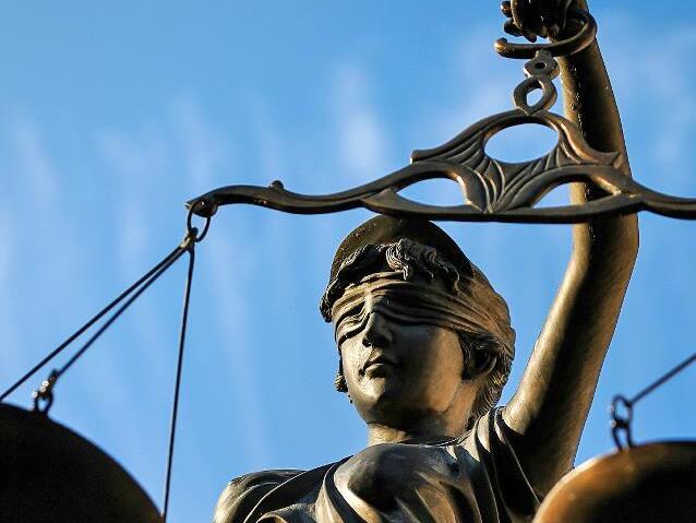 Eine Statue der Justitia hält eine Waage in der Hand: Die Straßenverkehrsgefährdung eines 19-jährigen Unfallfahrers war ein Grenzfall und so kommt er noch einmal mit einem blauen Auge davon.