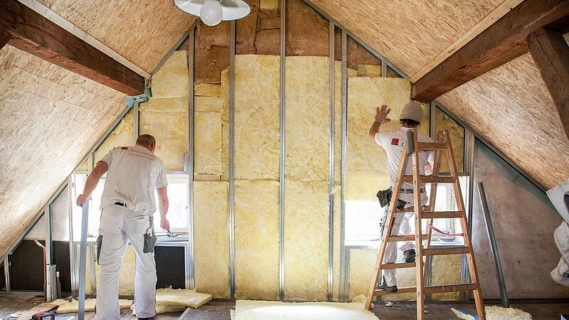 Handwerker d&auml;mmen ein Dachgeschoss