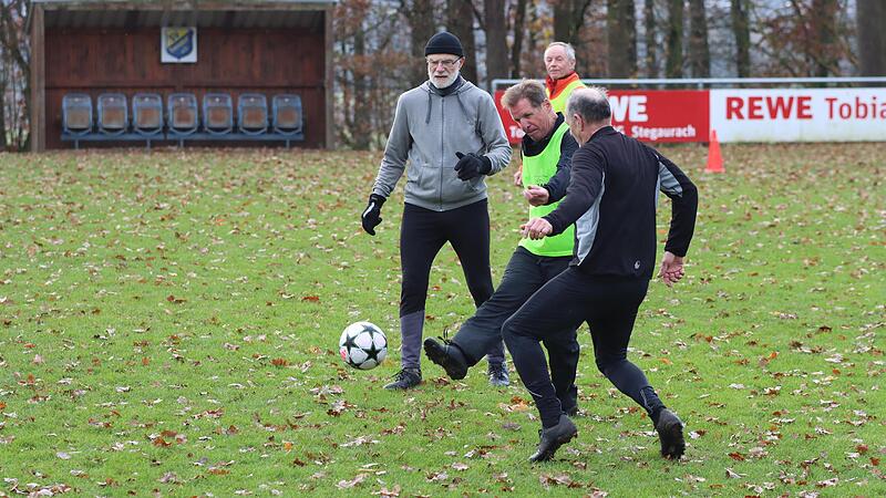Beim Walking Football ist mindestens ein Bein am Boden.