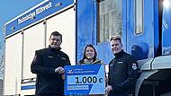 Bei der Spendenübergabe (v. l.): Tobias Saffer (Ortsbeauftragter des THW Forchheim), Nicole Dutschmann (Leiterin Marketing und Presse der Stadtwerke Forchheim) und Christian Wilfling (Vorsitzender des Fördervereins des THW Forchheim). Bei der Spendenübergabe (v. l.): Tobias Saffer (Ortsbeauftragter des THW Forchheim), Nicole Dutschmann (Leiterin Marketing und Presse der Stadtwerke Forchheim) und Christian Wilfling (Vorsitzender des Fördervereins des THW Forchheim).