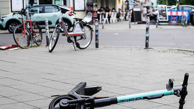 14-Jähriger in Erlangen von E-Scooter gestoßen 14-Jähriger in Erlangen von E-Scooter gestoßen