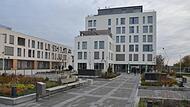 K&uuml;nftiger Treffpunkt: Vor dem siebengeschossigen Boardinghaus wurde eine Fl&auml;che f&uuml;r die Anwohner und der Mieter der Appartements angelegt, Links das zweite Geb&auml;ude von &bdquo;The Place&ldquo;.