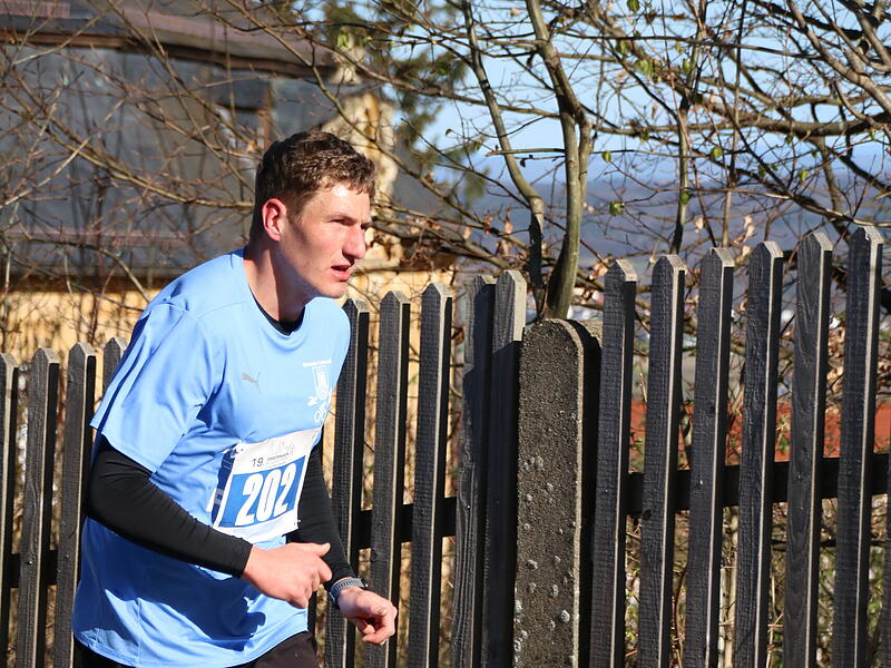 Strahlender Sonnenschein, aber nur niedrige Plusgrade erwartete die L&auml;ufer beim 19. Obermain-Marathon rund um Bad Staffelstein. Die Marathon-Strecke f&uuml;hrte wieder an den beiden Wahrzeichen der Kurstadt, dem Kloster Banz und der Basilika Vierzehnheiligen vorbei.