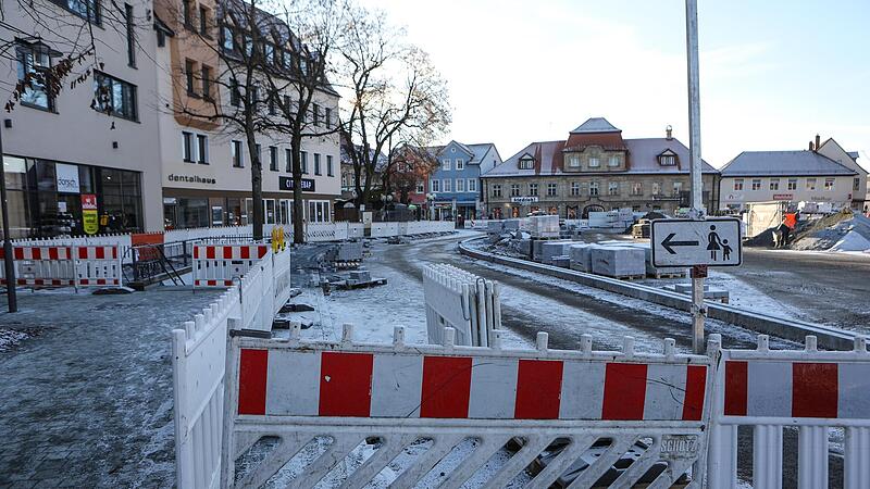 Am Paradeplatz Forchheim, der seit Oktober 2021 f&uuml;r rund 8,7 Millionen Euro saniert wird, stehen 2022 gro&szlig;e Sperrungen an.Forchheim & Fr&auml;nkische Schweiz