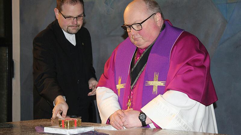 Domkapitular Stefan Geßner (rechts) nahm, begleitet von Pfarrer Matthias Eller, bei der Profanierung der katholischen Kirche in Rüdenhausen die eingelassenen Reliquien aus dem Altar. Domkapitular Stefan Geßner (rechts) nahm, begleitet von Pfarrer Matthias Eller, bei der Profanierung der katholischen Kirche in Rüdenhausen die eingelassenen Reliquien aus dem Altar.