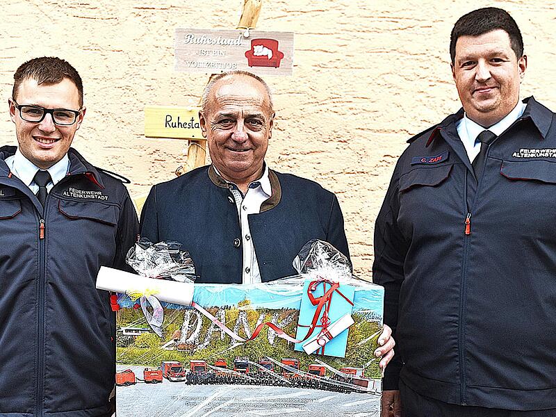 Christian Zapf (re.) und Michael Oppel (li.) dankten Altb&uuml;rgermeister Robert H&uuml;mmer f&uuml;r all das, was er in seiner Amtszeit f&uuml;r die Feuerwehren geleistet hat.