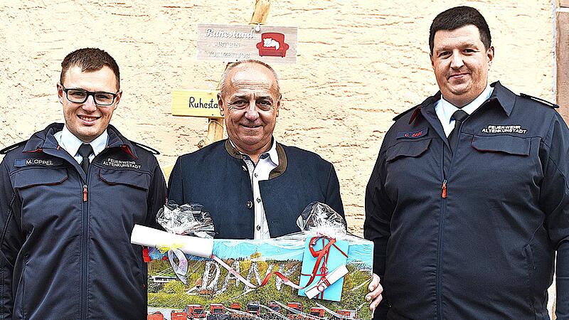 Christian Zapf (re.) und Michael Oppel (li.) dankten Altb&uuml;rgermeister Robert H&uuml;mmer f&uuml;r all das, was er in seiner Amtszeit f&uuml;r die Feuerwehren geleistet hat.