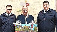 Christian Zapf (re.) und Michael Oppel (li.) dankten Altb&uuml;rgermeister Robert H&uuml;mmer f&uuml;r all das, was er in seiner Amtszeit f&uuml;r die Feuerwehren geleistet hat.