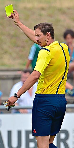 Das Bild zeigt Sebastian Linz in der Saison 2015/16 bei einem Landesliga-Spiel zwischen dem ASV Veitsbronn und der SG Quelle F&uuml;rth. sportpress