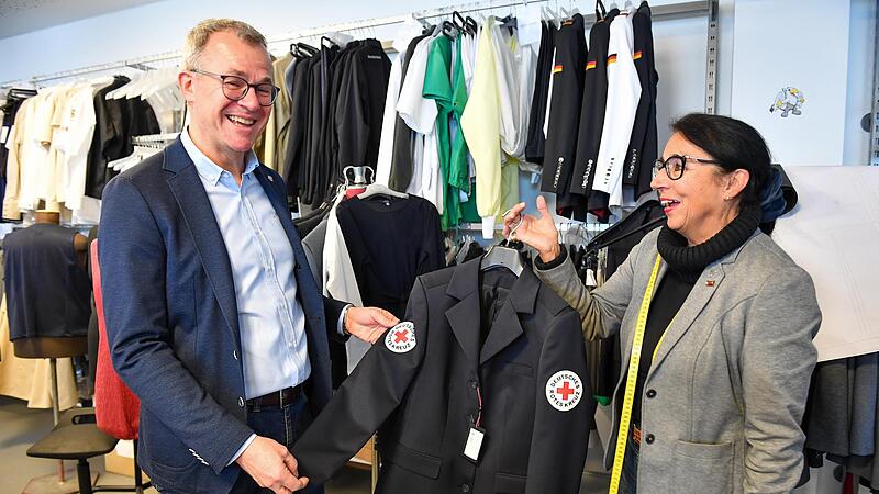 Greiff-Gesch&auml;ftsf&uuml;hrer Jens M&ouml;ller und Schneidermeisterin Christl Aum&uuml;ller pr&auml;sentieren eine Kundenkollektion zur Bekleidung von Rotkreuz-Mitarbeitern.