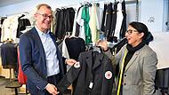 Greiff-Gesellschafter Jens Möller und Modellmacherin Christl Aumüller präsentieren eine Kundenkollektion zur Bekleidung von Rotkreuz-Mitarbeitern.