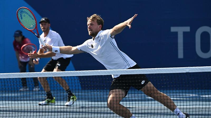 So sehr sich Kevin Krawietz auch streckte, gegen Andy Murray und Joe Salisbury aus Großbritannien war auf dem Ariake Tennis Court von Tokio am Dienstag kein Kraut gewachsen; im Hintergrund sein Partner Tim Pütz.