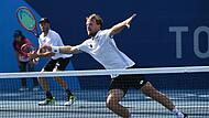 So sehr sich Kevin Krawietz auch streckte, gegen Andy Murray und Joe Salisbury aus Großbritannien war auf dem Ariake Tennis Court von Tokio am Dienstag kein Kraut gewachsen; im Hintergrund sein Partner Tim Pütz.
