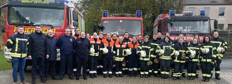 Teilnehmer, Schiedsrichter, Bürgermeister und stellvertretender Kommandant.