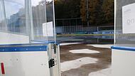 Beton- statt Eisbahn: Noch ist dort, wo sich im Dezember die Schlittschuhläufer tummeln sollen, der blanke Boden zu sehen. Die Eislaufzeit wird verkürzt.