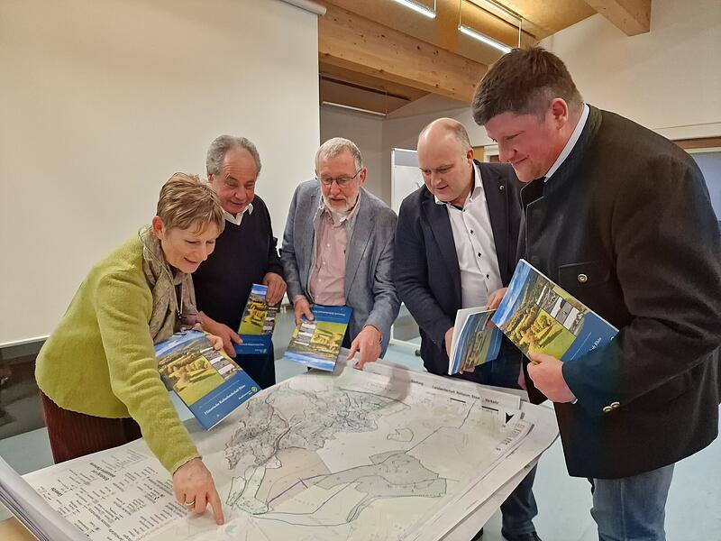 Interessiert schauen sich die B&uuml;rgermeister eine Karte zu historischer Landnutzung an. Das Bild zeigt von links: Doris Pokorny (Leiterin der Bayerischen Verwaltungsstelle des Biosph&auml;renreservates), Manfred Emmert (Altb&uuml;rgermeister Geroda), Waldemar Bug (Altb&uuml;rgermeister Burkardroth), B&uuml;rgermeister Daniel Wehner (Burkardroth) und B&uuml;rgermeister Alexander Schneider (Geroda).