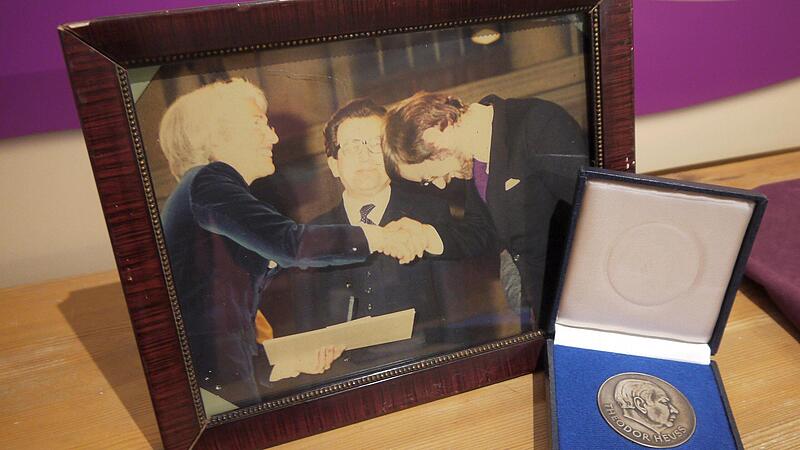 Der entscheidende Moment: Hildegard Hamm-Br&uuml;cher (links) &uuml;berreicht 1982 an Karl-Eberhard Sperl (rechts) und den Meederer B&uuml;rgermeister, Helmut Hofmann, die mit 5000 Euro dotierte Theodor-Heuss-Medaille.