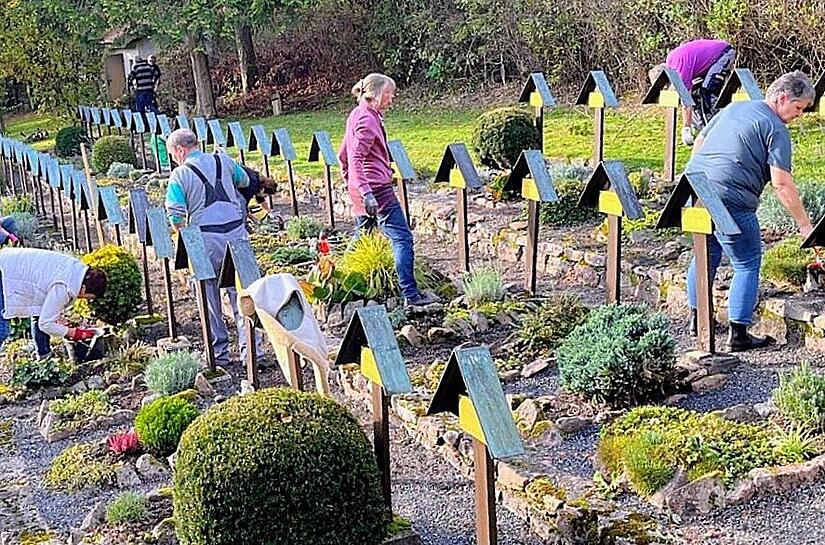 Einige Freunde der Bergkapelle bei ihrer ehrenamtlichen Grabpflege