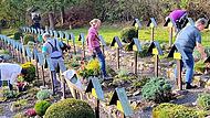 Einige Freunde der Bergkapelle bei ihrer ehrenamtlichen Grabpflege