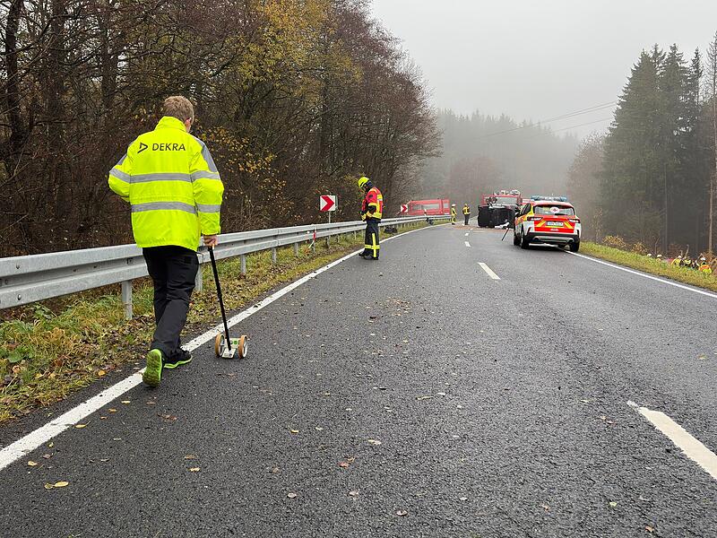 Auf dieser Straße bei Wildflecken starben zwei junge Frauen. Der Unfallgutachter sichert Spuren und misst Entfernungen.