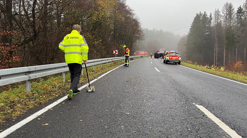 Auf dieser Stra&szlig;e bei Wildflecken starben zwei junge Frauen. Der Unfallgutachter sichert Spuren und misst Entfernungen.