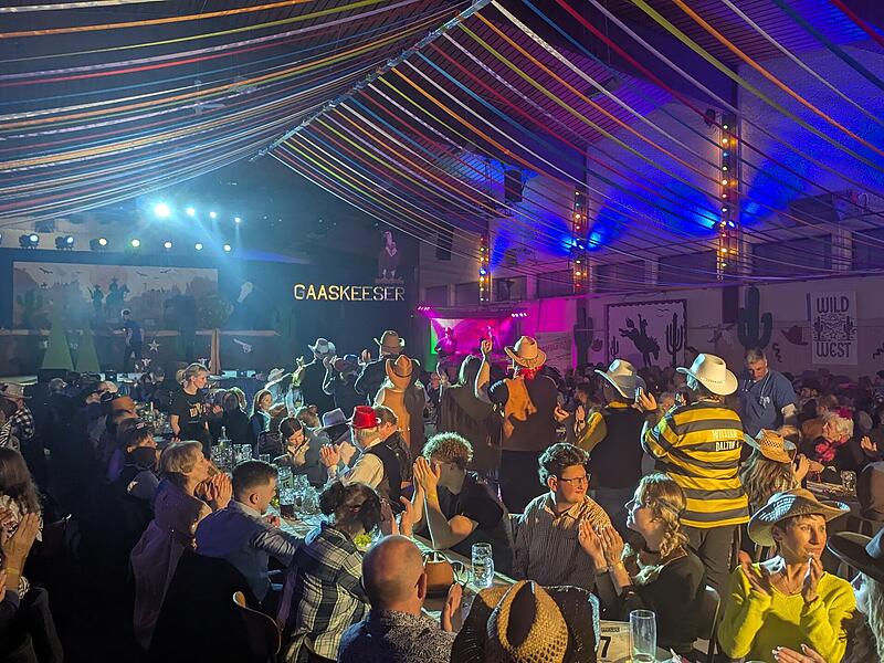 Ausgelassene Wild-West-Faschings-Stimmung in der Strullendorfer Karl-Wagner-Halle.