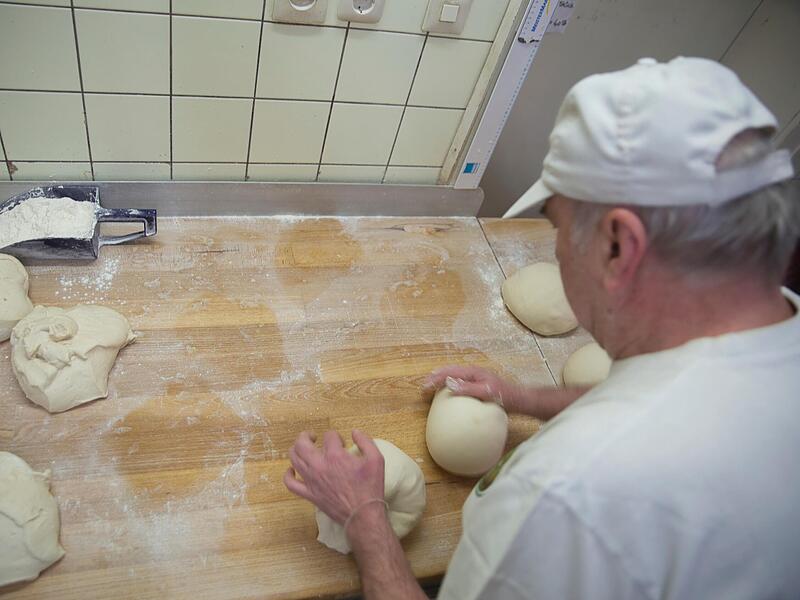 Am Ende der Schicht kommen meistens die Brote, danach die Kuchen.Forchheim & Fränkische Schweiz Am Ende der Schicht kommen meistens die Brote, danach die Kuchen.Forchheim & Fränkische Schweiz