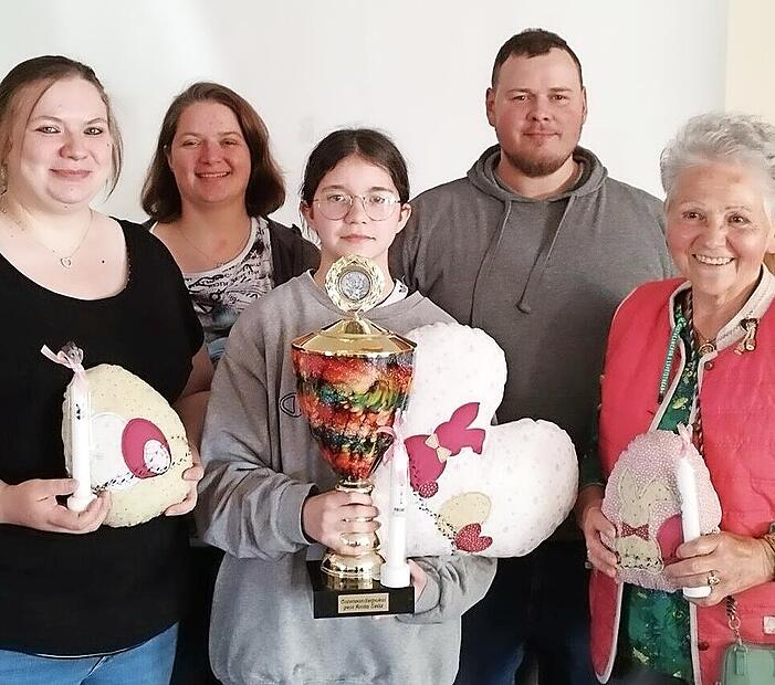 Die glücklichen Siegerinnen (vorne, v.l.) Julia Nitschke, Lara Beßler, Gerlinde Geier zusammen mit Jugendleiterin Nicole Schiller und Jugendleiter Holger Nitschke.