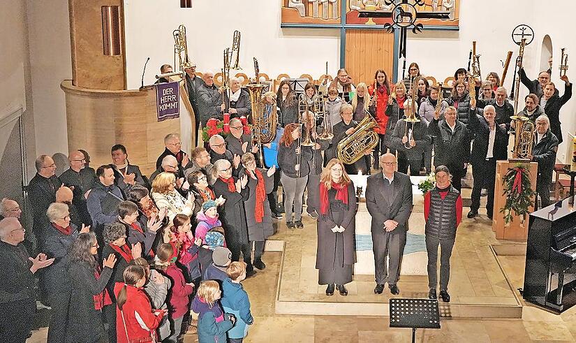 Eindrucksvolle Einstimmung auf die Advents- und nahende Weihnachtszeit: Zum traditionellen Abschlussfoto aller am Konzert Beteiligten fanden sich im Zentrum mit Katharina Flierl, Thomas Meyer und Susi Schliefer (vorne von links) die drei Hauptvera... Eindrucksvolle Einstimmung auf die Advents- und nahende Weihnachtszeit: Zum traditionellen Abschlussfoto aller am Konzert Beteiligten fanden sich im Zentrum mit Katharina Flierl, Thomas Meyer und Susi Schliefer (vorne von links) die drei Hauptvera...