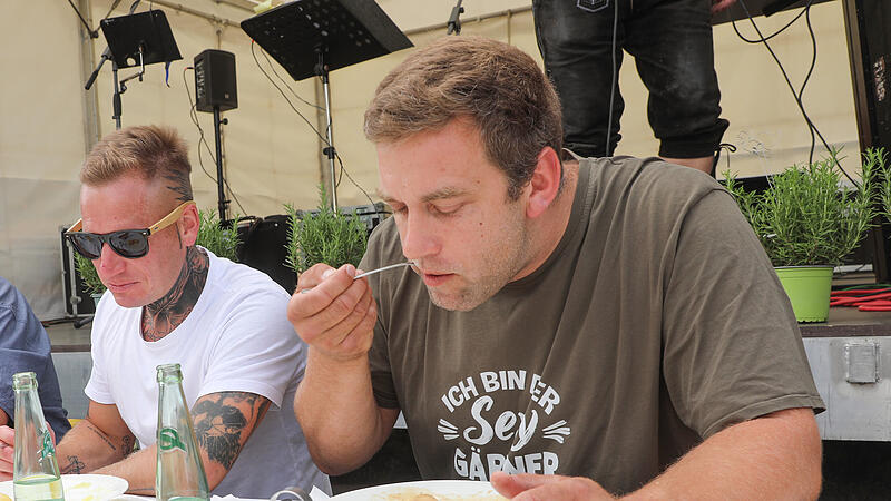 Klo&szlig;-Wettessen im Lindenhof: hier der sp&auml;tere Sieger Markus Gr&ouml;ner.