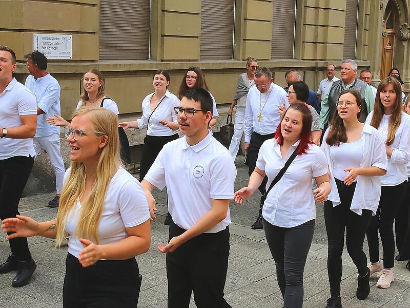 Der junge Gospelchor PraiSing probt ab 26. September wieder alle 14 Tage freitags.