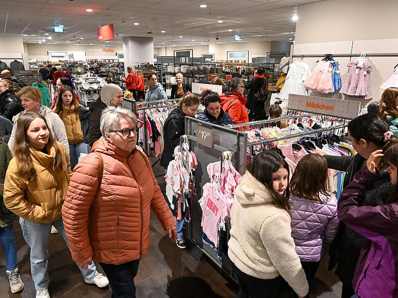 TK Maxx in Coburg er&ouml;ffnet: Mehrere hundert Menschen st&uuml;rmten das Warenhaus am Donnerstagvormittag.