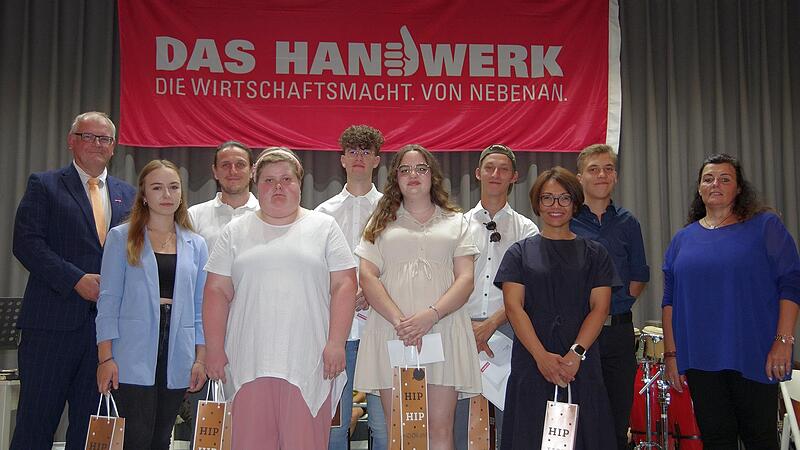 Die Geehrten mit dem Geschäftsführer der Handwerkskammer Unterfranken Ludwig Paul (links) und Kreishandwerksmeisterin Ulrike Lochner-Erhard (rechts): (hinten von links) Pierre Stein, Tim Faust, Luca Schlicht, Christian Rüttiger sowie (vorne von li...