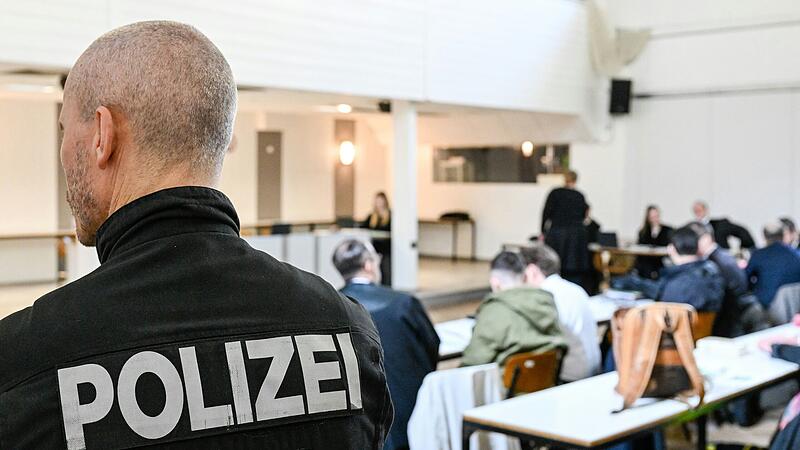 Eine brutale Dealerbande steht in W&uuml;rzburg vor Gericht: Sie soll mit Gewalt ihre Drogengesch&auml;fte betrieben und dabei auch gefoltert haben. Der Prozessauftakt fand aus Platzgr&uuml;nden im Radlersaal in Heidingsfeld statt.&nbsp;