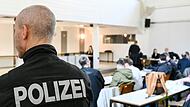 Eine brutale Dealerbande steht in Würzburg vor Gericht: Sie soll mit Gewalt ihre Drogengeschäfte betrieben und dabei auch gefoltert haben. Der Prozessauftakt fand aus Platzgründen im Radlersaal in Heidingsfeld statt.&nbsp;