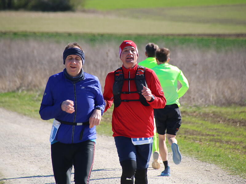 Strahlender Sonnenschein, aber nur niedrige Plusgrade erwartete die L&auml;ufer beim 19. Obermain-Marathon rund um Bad Staffelstein. Die Marathon-Strecke f&uuml;hrte wieder an den beiden Wahrzeichen der Kurstadt, dem Kloster Banz und der Basilika Vierzehnheiligen vorbei.