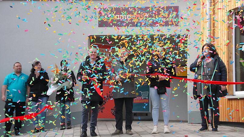 Der ber&uuml;hmte &bdquo;Konfettimoment&ldquo; zur Er&ouml;ffnung von Tante Enso: Thorsten Ort (links) und Matthias Klement schneiden das Band durch.